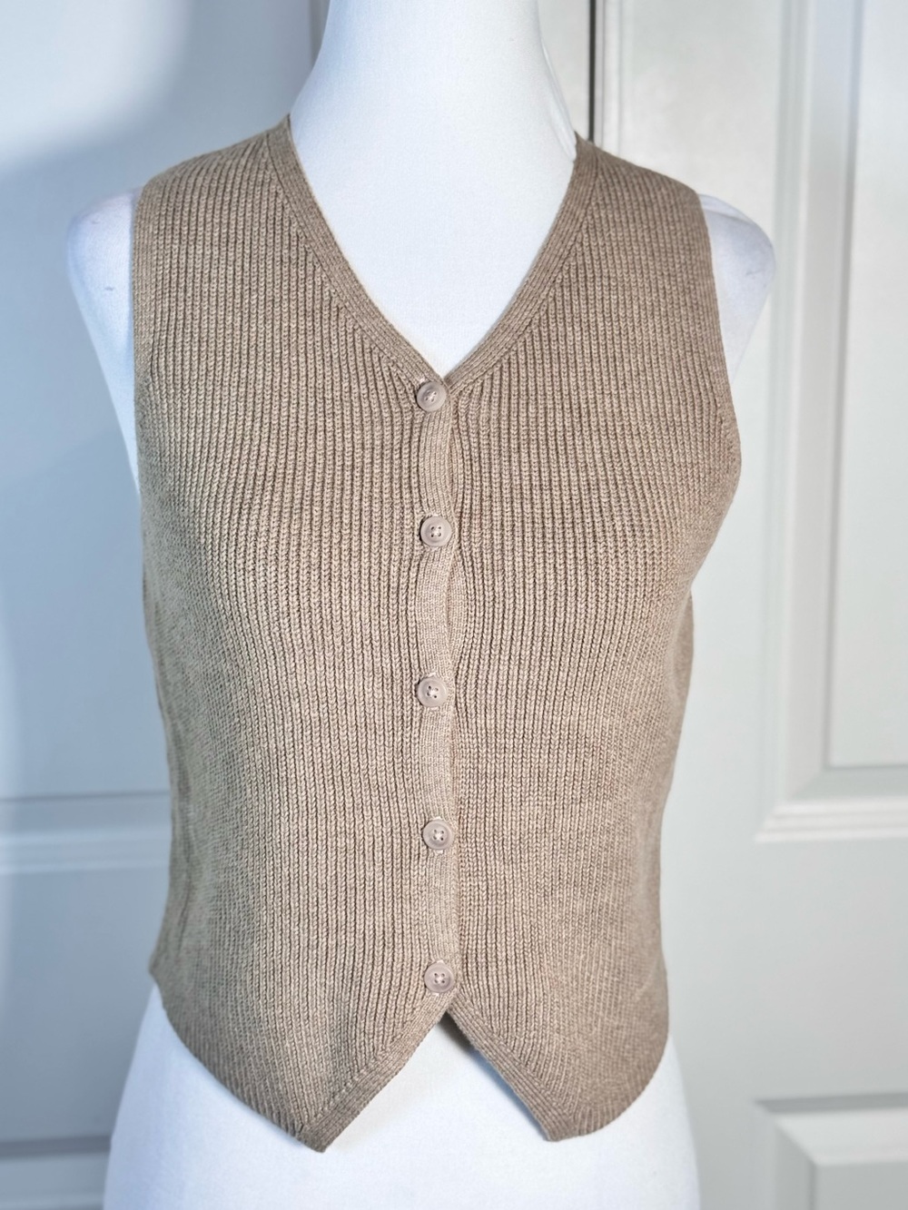 Universal Thread Sweater Vest M Beige Ribbed Button Front 90s Minimalist Preppy